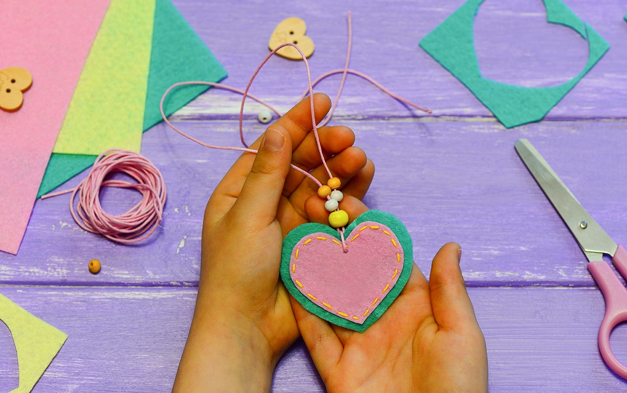 DIY easy heart-shaped necklace