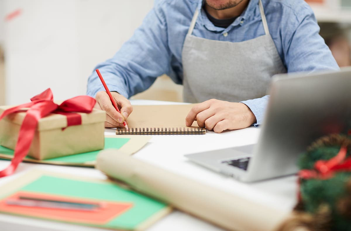 4 tips to curb your holiday spending