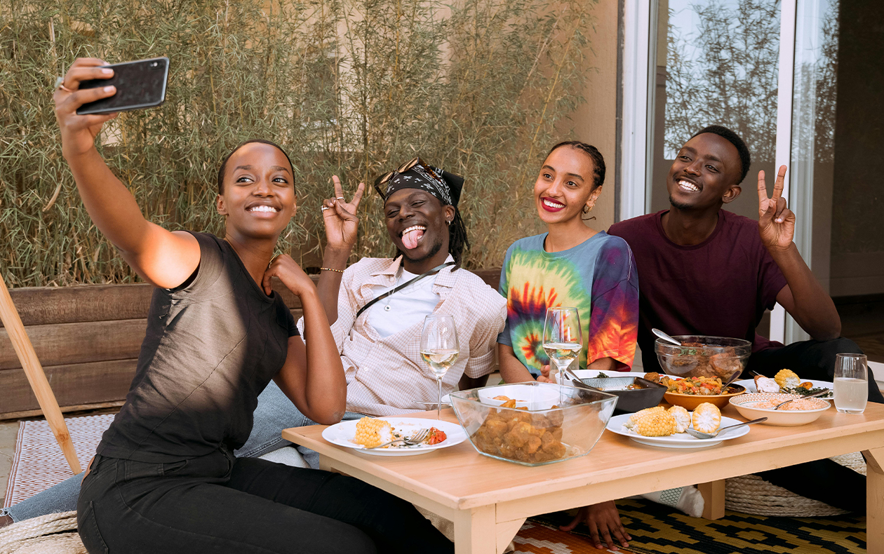 5 tips to keep the conversation flowing at your next dinner party 